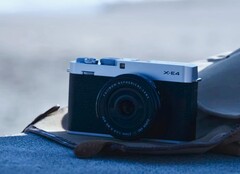 La fotocamera compatta APS C Fujifilm X E5 su una borsa in spiaggia