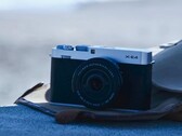 La fotocamera compatta APS C Fujifilm X E5 su una borsa in spiaggia