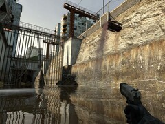 Immagine di Half-Life 2: Update che mostra un'arma e le fogne. (Fonte: Steam) 