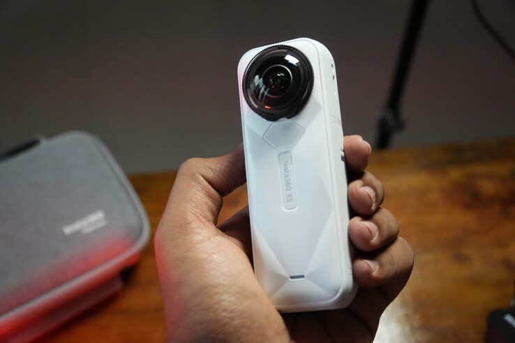 Insta360 X5 ha un aspetto piuttosto attraente nella finitura Satin White (fonte: Abhinav Fating/Notebookcheck)