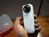 Insta360 X5 Satin White Limited Edition (Fonte: Abhinav Fating/Notebookcheck)