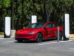 Tesla Model 3 presso una stazione Supercharger. (Fonte: Tesla)
