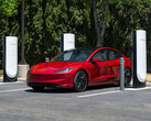 Tesla Model 3 presso una stazione Supercharger. (Fonte: Tesla)