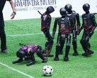Il primo torneo di calcio autonomo tra robot umanoidi segna una pietra miliare nel progresso dell'interazione in tempo reale alimentata dall'AI nella robotica. (Fonte immagine: ecns)
