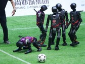Il primo torneo di calcio autonomo tra robot umanoidi segna una pietra miliare nel progresso dell'interazione in tempo reale alimentata dall'AI nella robotica. (Fonte immagine: ecns)