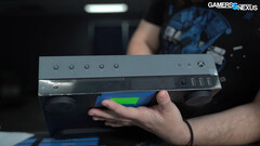 L'Xbox Series X Developer Kit ha un display sulla parte anteriore e diversi pulsanti. (Fonte: Gamers Nexus)