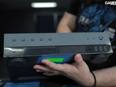 L'Xbox Series X Developer Kit ha un display sulla parte anteriore e diversi pulsanti. (Fonte: Gamers Nexus)