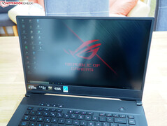 Utilizzo del ROG Zephyrus S GX502GW con la luce del sole che splende sul suo display.