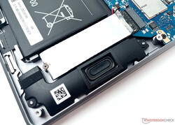 L'SSD YMTC PC005 è solo racchiuso in una sottile busta di metallo senza pad termici adeguati
