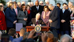 Il presidente Biden firma il disegno di legge sulle infrastrutture con disposizioni sulle criptovalute (immagine: CNBC)