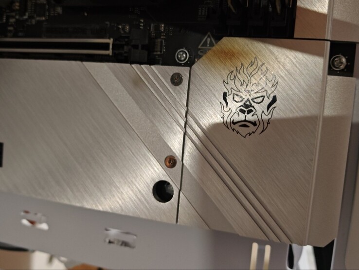 Il segno di bruciatura sulla scheda madre a causa dell'incendio della GPU.