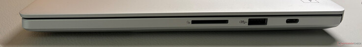 Lato destro: lettore di schede SD (UHS-II), USB-A 3.2 Gen 2 (10 GBit/s), USB-C 3.2 Gen 2 (10 GBit/s, modalità alternativa DisplayPort 2.1, Power Delivery 3.0)