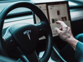 Tesla sostiene che le sue funzioni di guida automatizzata rendono i suoi veicoli più sicuri e confortevoli. (Fonte: Tesla)