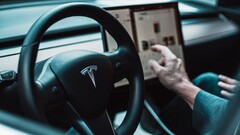 Tesla sostiene che le sue funzioni di guida automatizzata rendono i suoi veicoli più sicuri e confortevoli. (Fonte: Tesla)