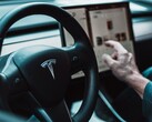 Tesla sostiene che le sue funzioni di guida automatizzata rendono i suoi veicoli più sicuri e confortevoli. (Fonte: Tesla)