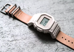 La prima collaborazione Casio x Hender Scheme del 2017 - il DW-5600HS-4JF (nella foto). (Fonte: Designboom)