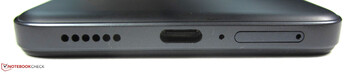 Sul fondo: slot dual-sim, microfono, USB-C 2.0, altoparlante