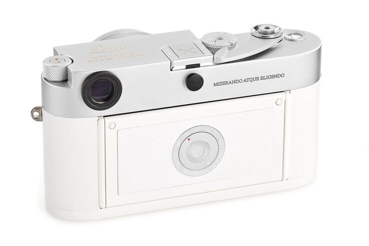 La telemetro Leica 'Pope Francis' M-A 35 mm è incisa con il motto di Sua Santità Papa Francesco, 'umile ma scelto'. (Fonte: Leica)