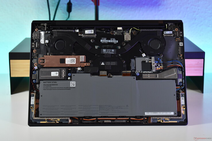 Lenovo ThinkPad X1 Carbon Gen 13: versione in alluminio con antenne 5G/WWAN.