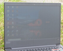 Il ThinkPad all'aperto (con cielo nuvoloso).