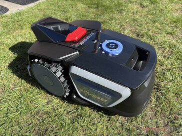 Il Sunseeker V1 si dirige verso il bordo del prato...