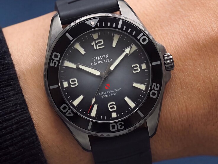 Orologio subacqueo Timex Deepwater Arctic 200 con quadrante sfumato effetto fumé, lunetta in ceramica nera, indici delle ore luminescenti e cinturino in gomma nera, indossato al polso.