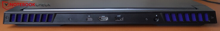 Retro: USB-C 3.2 Gen 2 (10 GBit/s, DP), HDMI 2.1, USB-A (5 GBit/s), alimentatore