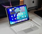 iPad Pro M5 posizionato su una scrivania con una Magic Keyboard bianca e Apple Pencil. (Fonte: Notebookcheck)