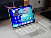 iPad Pro M5 posizionato su una scrivania con una Magic Keyboard bianca e Apple Pencil. (Fonte: Notebookcheck)