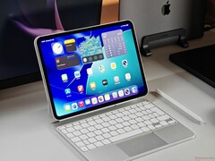 iPad Pro M5 posizionato su una scrivania con una Magic Keyboard bianca e Apple Pencil. (Fonte: Notebookcheck)