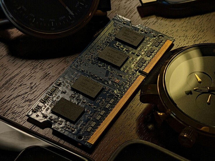 Modulo RAM su una scrivania di legno (Fonte immagine: Obi Onyeador/Pexels)