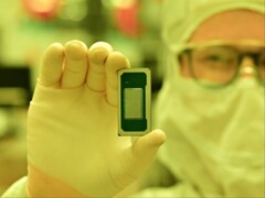 Un processore Intel di ultima generazione della famiglia Panther Lake, sorretto da un operaio. (Fonte: Intel)