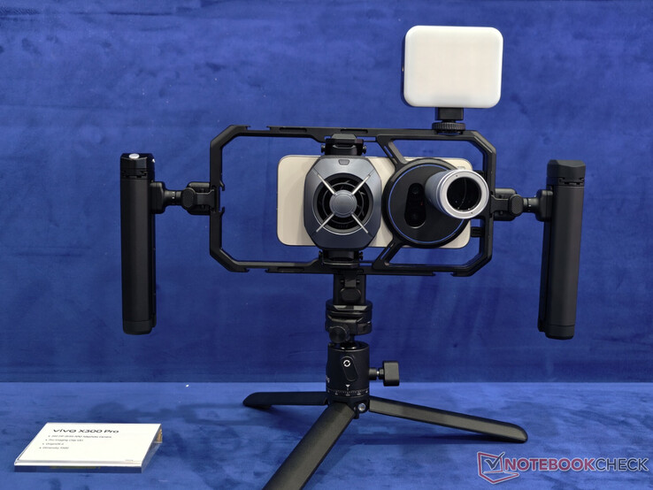 Il Vivo X300 Pro all'interno della gabbia della fotocamera dell'X300 Ultra.