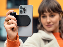 Il Lux Grip aggiunge agli iPhone un'autentica sensazione di fotocamera Leica e i suoi controlli. (Fonte: Leica)