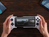 Il nuovo Ultimate Mobile Gaming Controller dovrebbe iniziare ad essere spedito entro la fine della settimana negli Stati Uniti. (Fonte: 8BitDo)