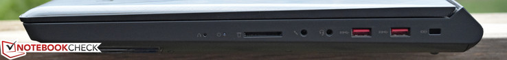 Lato Destro: pulsante Lenovo Recovery, lettore SD/6-in-1, microfono, cuffie, USB 3.0 x 2, Kensington Lock