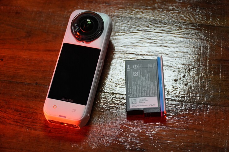 Insta360 X5 vanta una batteria da 2.400 mAh (Fonte: Abhinav Fating/Notebookcheck)
