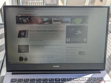 Honor MagicBook 14 all'aperto (sole da dietro il portatile)