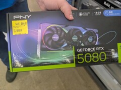 Una GPU PNY RTX 5080 acquistata da Walmart ad un prezzo ribassato rispetto all'MSRP. (Fonte immagine: CPrizzy su Reddit)