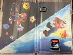 L&#039;immagine interna con la cartuccia Switch del bundle Super Mario Galaxy 1+2 (fonte: ForeverPhysical X)