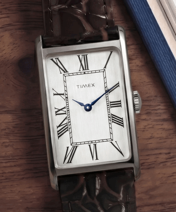 La cassa è in acciaio inossidabile lucido, con una larghezza di 21 mm, una distanza tra le anse di 36 mm e uno spessore di 8,5 mm, e funziona con un movimento al quarzo standard.