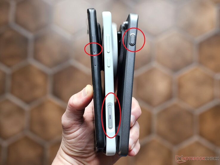 Tre generazioni Vivo, tre scorciatoie per la fotocamera: Da sinistra a destra: Vivo X100 Pro, Vivo X200 Ultra, Vivo X300 Pro (ruotato di 180 gradi)