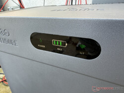 Un piccolo display su SolarFlow 2400 Pro fornisce informazioni sullo stato di carica