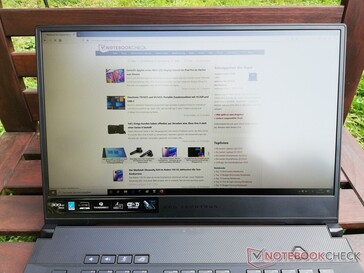 Asus Zephyrus S15 utilizzo all'aperto