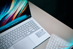 Recensione di Asus Vivobook S 15 OLED. Dispositivo di prova fornito da Asus Germania.