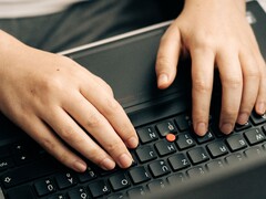 Mani che digitano sulla tastiera di un laptop, immagine simbolica di Anthropic Claude Haiku 5.5