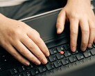 Mani che digitano sulla tastiera di un laptop, immagine simbolica di Anthropic Claude Haiku 5.5