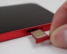 Un vassoio dual SIM abbinato al colore è incluso nel kit di aggiornamento (Immagine: Hugh Jeffreys)