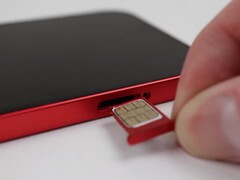 Un vassoio dual SIM abbinato al colore è incluso nel kit di aggiornamento (Immagine: Hugh Jeffreys)