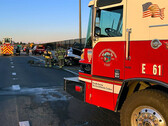 I vigili del fuoco di Sacramento alle prese con la combustione della Model S (immagine: Metro Fire Sacramento)